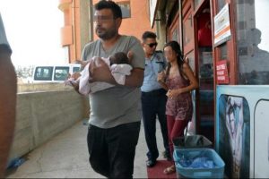 Bebeğiyle ka&ccedil;ırılan kadın, kırmızı ışıkta otomobilden atlayıp esnafa sığındı