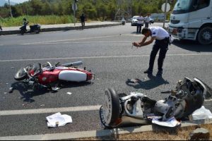 İki motosiklet kafa kafaya &ccedil;arpıştı: 2 &ouml;l&uuml;