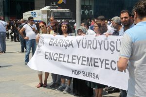 HDP'liler Bursa'da basın a&ccedil;ıklaması yaptı, polis &ccedil;evrede kuş u&ccedil;urtmadı