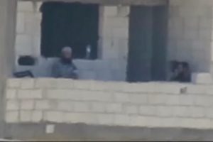 IŞİD'li keskin nişancılar sınırda b&ouml;yle g&ouml;r&uuml;nt&uuml;lendi