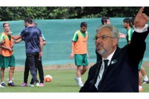 Recep B&ouml;l&uuml;kbaşı'ndan gazeteciye &ccedil;irkin saldırı!