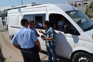 Bursa'da plakasını &ccedil;amurla sıvadı bombalı ara&ccedil; sanıldı!