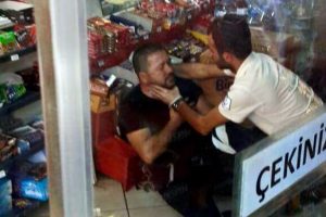 Bursa'da ge&ccedil; gelen yemeği istemeyen turiste dayak!