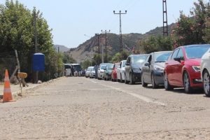 G&ouml;k&ccedil;eada'da feribot kuyruğu tatilcileri bezdirdi