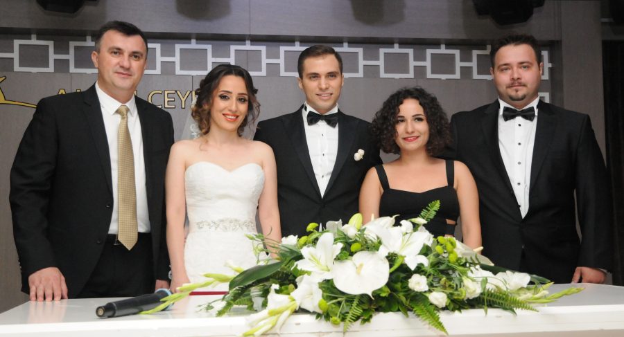 Burcu A&ccedil;ıks&ouml;z ve Berker Ko&ccedil;&ccedil;az'ın en mutlu g&uuml;n&uuml;...