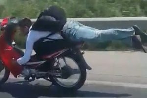 Bursa'da motosiklet s&uuml;r&uuml;c&uuml;s&uuml; tehlike sa&ccedil;tı!