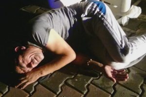 Bursa'da alkol komasına giren adam yalvardı!