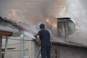 Bursa'daki yangını vatandaşlar ve itfaiye birlikte s&ouml;nd&uuml;rd&uuml;