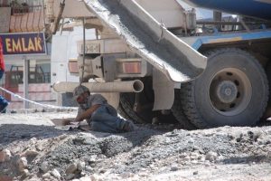 Beton mikseri arkasında tehlikeli serinlik
