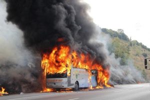 İ&ccedil;inde 32 yolcu bulunan otob&uuml;s alev alev yandı