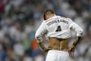 Sergio Ramos imzayı atıyor