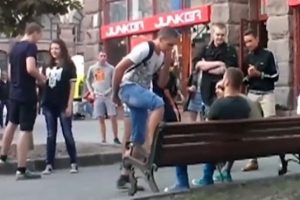 Ukrayna'da eşcinsel &ccedil;ifte biber gazlı saldırı