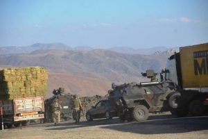 Tend&uuml;rek Dağı'nda yol kesen PKK, asker ile &ccedil;atıştı