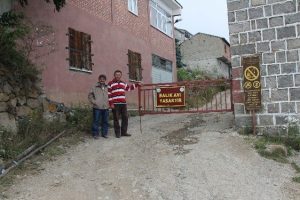 K&ouml;y meydanına kapı kurup kilit vurdular
