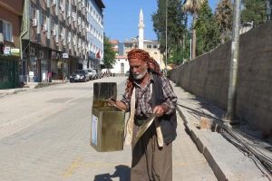 Suriyelileri teneke &ccedil;alarak protesto etti