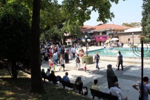 Bursalılar sıcak y&uuml;z&uuml;nden g&ouml;lgeliklere akın etti