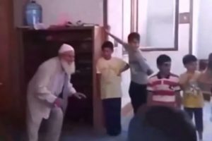 &Ccedil;ocuklarla camide futbol oynayan imam!