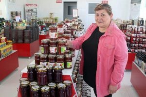 Evde marmelat yapıyordu artık işinin patronu
