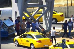 Denetim yapan zabıta ekiplerine bı&ccedil;aklı saldırı