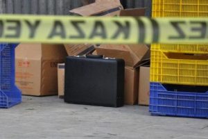James Bond tipi ş&uuml;pheli &ccedil;anta polisi alarma ge&ccedil;irdi