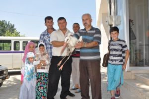 Bursa'da yaralı leyleğe muhtar sahip &ccedil;ıktı