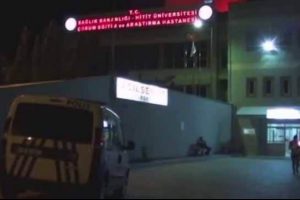 Uyuyan babasının boğazını satırla kesti
