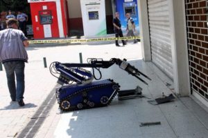 Bursa'da metro istasyonundaki ş&uuml;pheli &ccedil;anta robot yardımı ile patlatıldı!