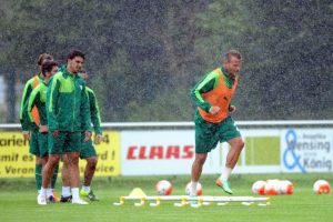 Bursaspor yağmur altında &ccedil;alıştı
