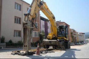 Cizre'de polise taşlı saldırı