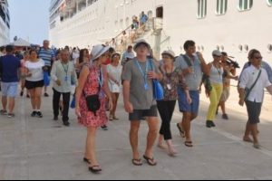 Kuşadası'na 8 saatte 15 bin turist