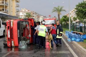 Alanya'da yarım saatlik sağanak kazalara neden oldu