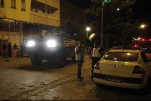 Diyarbakır'da polis aracına silahlı saldırı: 1'i polis 2 kişi hayatını kaybetti