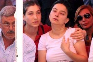 Şehit eşini 'Merhaba anne' yazan tiş&ouml;rtle uğurladı