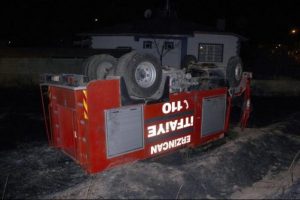 Ot yangınına m&uuml;dahale eden itfaiye aracı devrildi: 2 yaralı