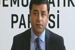 Demirtaş: T&uuml;rkiye i&ccedil;in elinizi tetikten &ccedil;ekin
