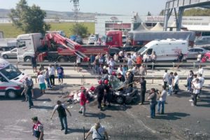 Bursa'da feci kaza iki kamyon arasında kaldı!