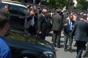 Başbakan'ın makam aracında acil g&ouml;r&uuml;şme