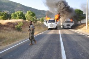 PKK'lı ter&ouml;ristler 3 aracı yaktı
