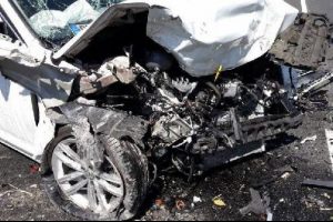 Otomobiller kafa kafaya &ccedil;arpıştı: 1 &ouml;l&uuml;, 4 yaralı