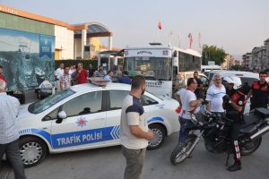 Bursa'da otob&uuml;s şof&ouml;r&uuml; kitap satan genci bı&ccedil;akladı!