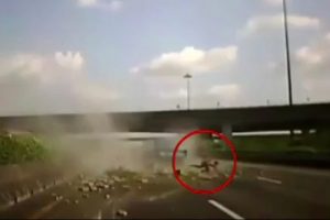 Takla atan ara&ccedil;tan yola fırladı !