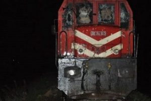 Tren otomobile &ccedil;arptı: 4 &ouml;l&uuml;