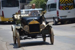 Bursa'yı 100 yıllık aracıyla turluyor