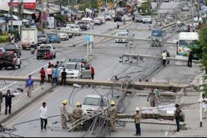 Tayland'da bir ara&ccedil; 47 elektrik direğini devirdi, trafik fel&ccedil; oldu