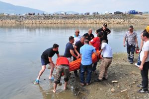 Bursa'da alkoll&uuml; gen&ccedil; g&ouml;lette boğuldu