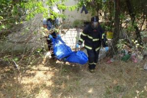 K&ouml;peğini gezdirirken ceset buldu