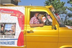 Sokak anonsuyla sinemaya davet ediyor