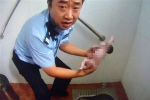 Tuvalete atılmış yeni doğmuş bebek buldular