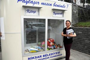Bu kumbarada kitap ve oyuncak birikiyor