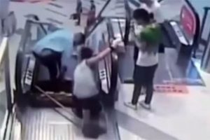 &Ccedil;in'de bir y&uuml;r&uuml;yen merdiven kazası daha!